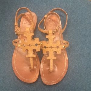 Phoebe Tory Butch Logo Flat Thong in Brown